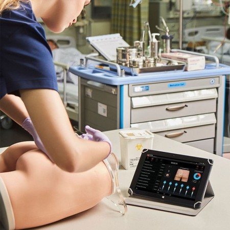 Simulatore per iniezioni intramuscolari con feedback e tablet incluso
