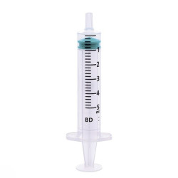 Bd emerald stříkačka 5 ml luer centrální slip bez jehly - balení 100 ks.